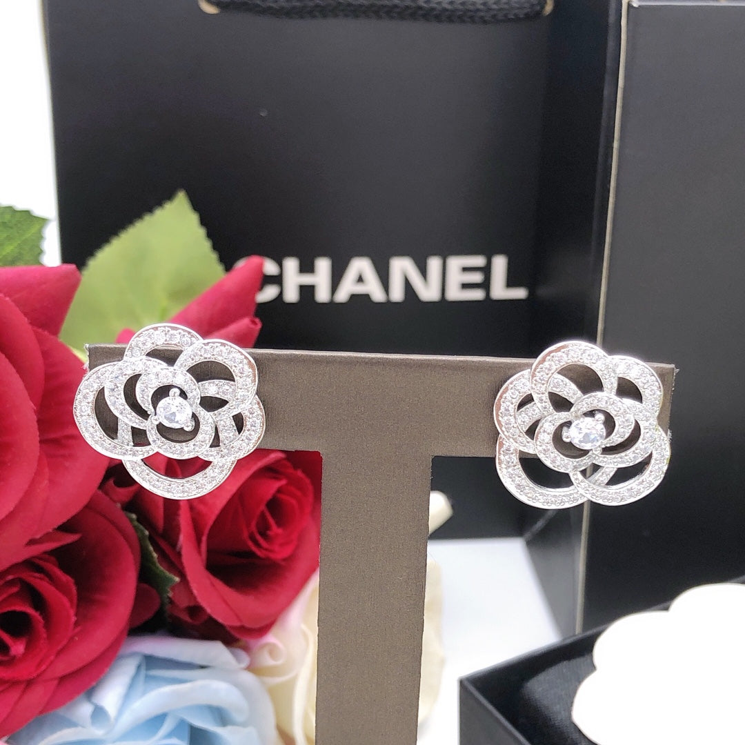 Chanel Camellia Diamond 18K Gold Earrings product image 7, provided for visual reference and product detail review