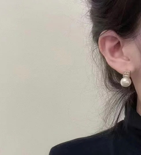 Chanel Pearls 18K Gold Earrings product image 2, provided for visual reference and product detail review