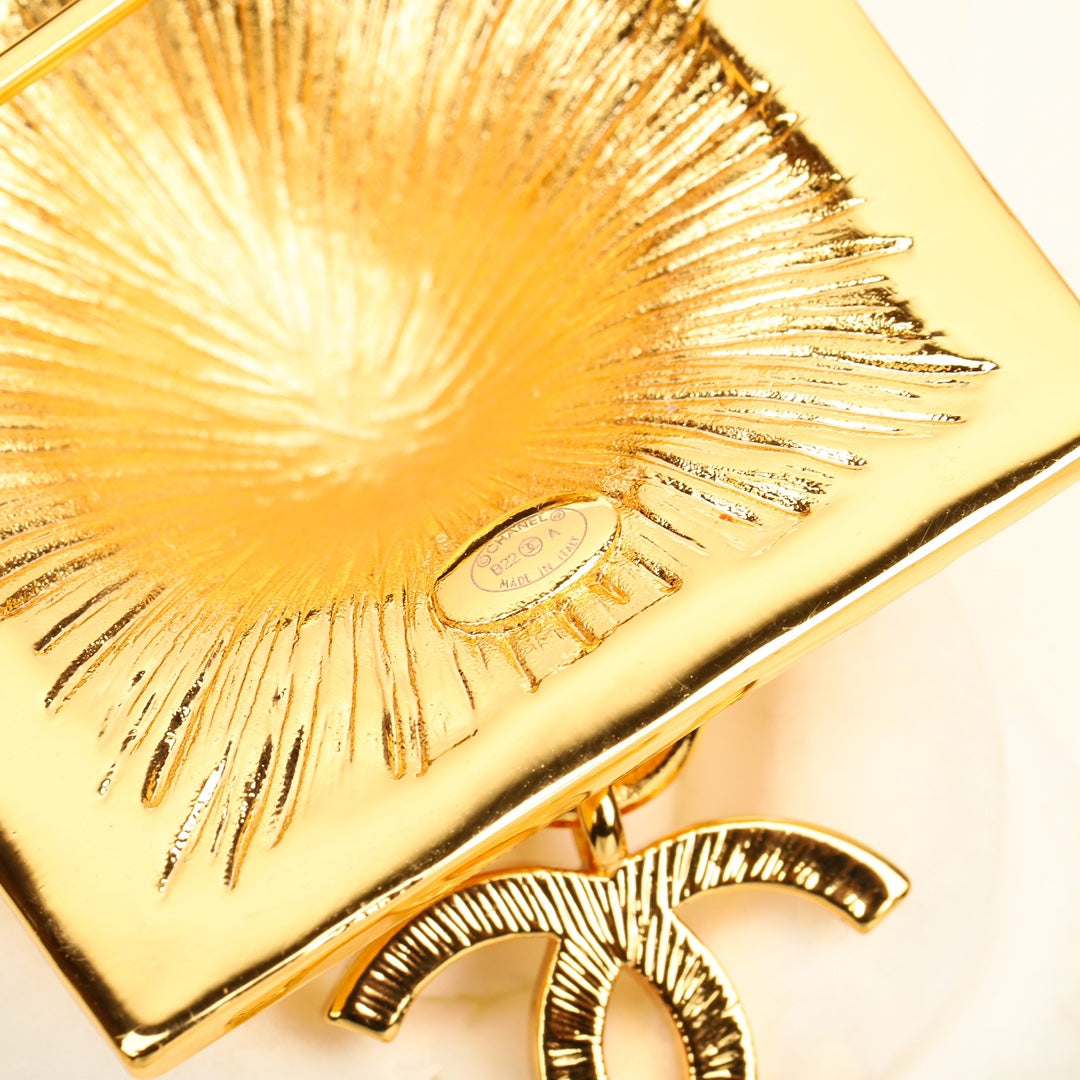 Chanel Tiger 18K Gold Brooch product image 6, provided for visual reference and product detail review