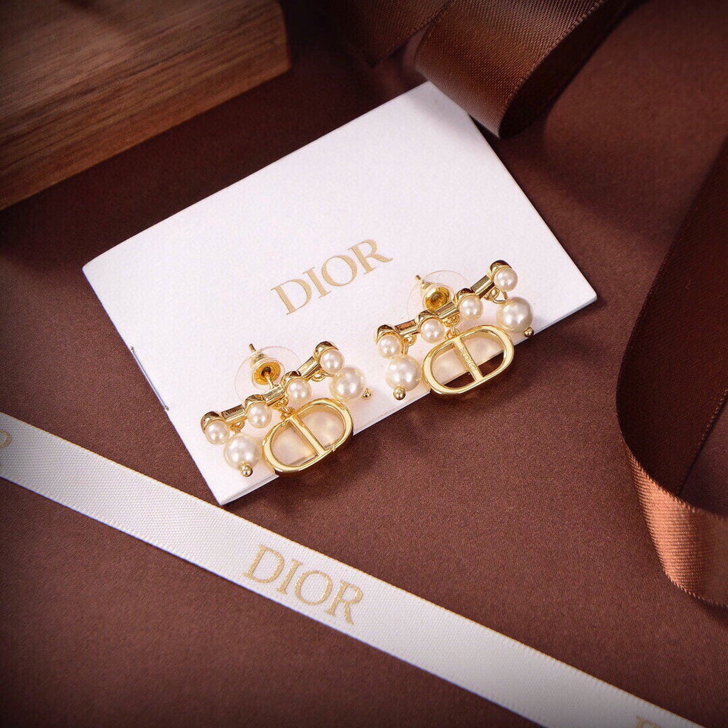 Dior Tribales Pearls 18K Gold Earrings product image 6, provided for visual reference and product detail review