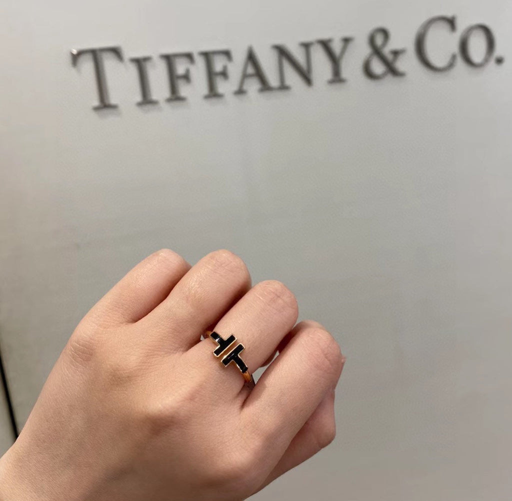 Tiffany Black Onyx Wire 18K Gold Ring product image 4, provided for visual reference and product detail review