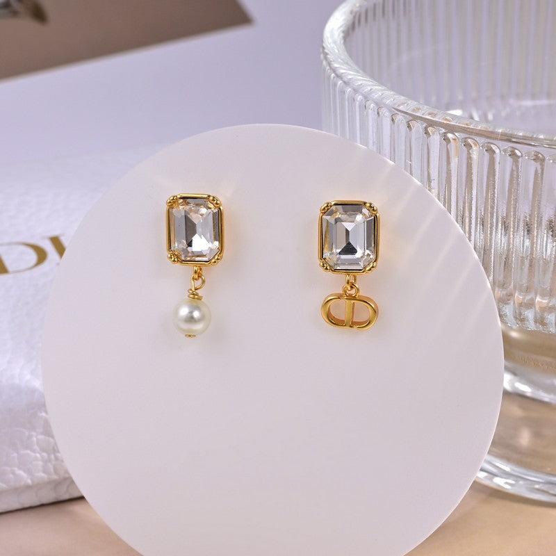 Dior Tribales Pearl Crystal 18K Gold Earrings product image 6, provided for visual reference and product detail review