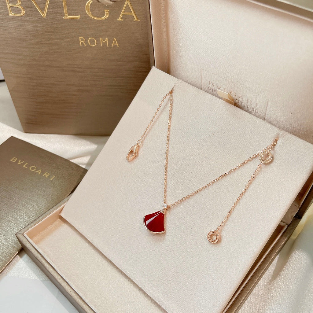 Bvlgari BVLGARI Dream Carnelian 18K Gold Necklace product image 10, provided for visual reference and product detail review