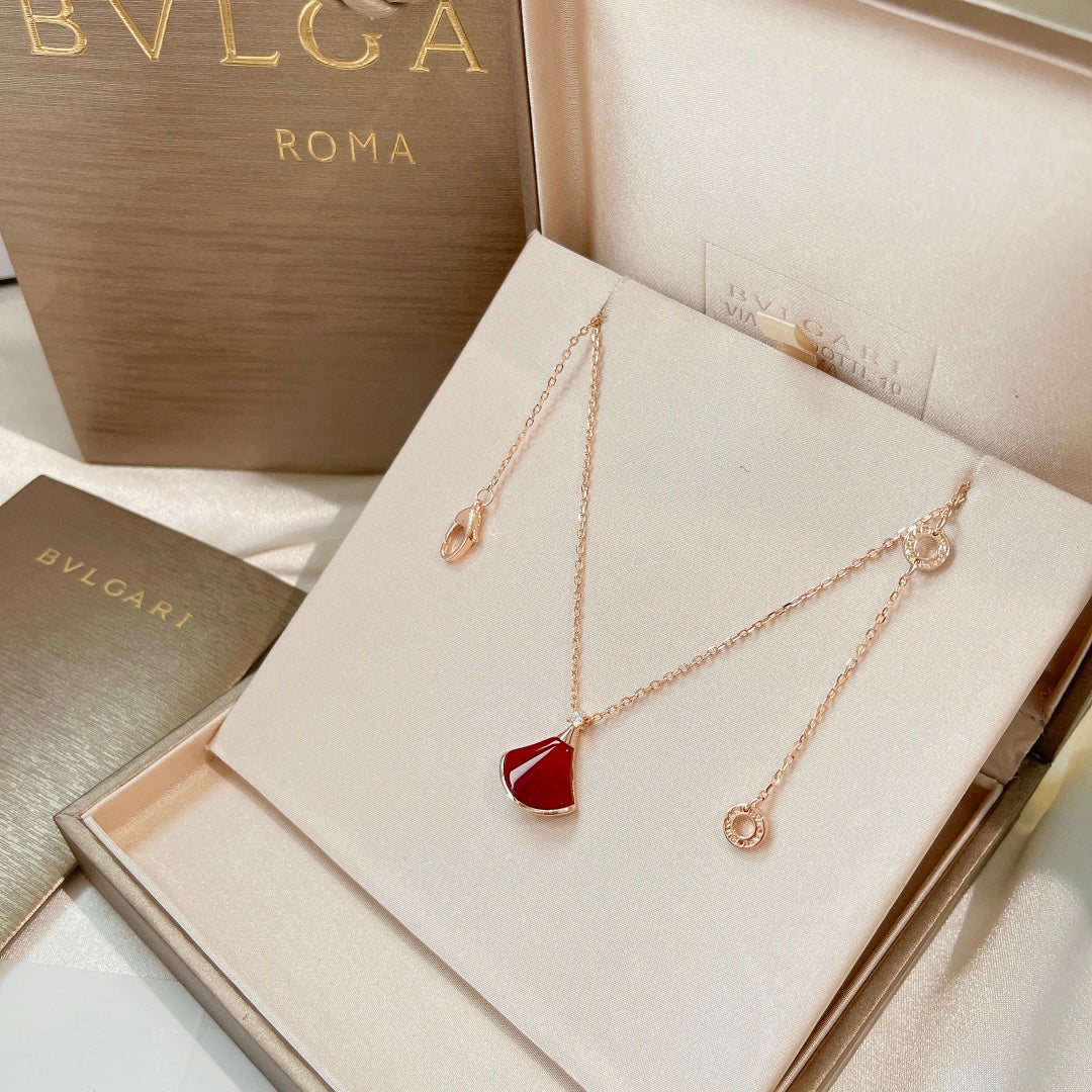Bvlgari BVLGARI Dream Carnelian 18K Gold Necklace product image 10, provided for visual reference and product detail review