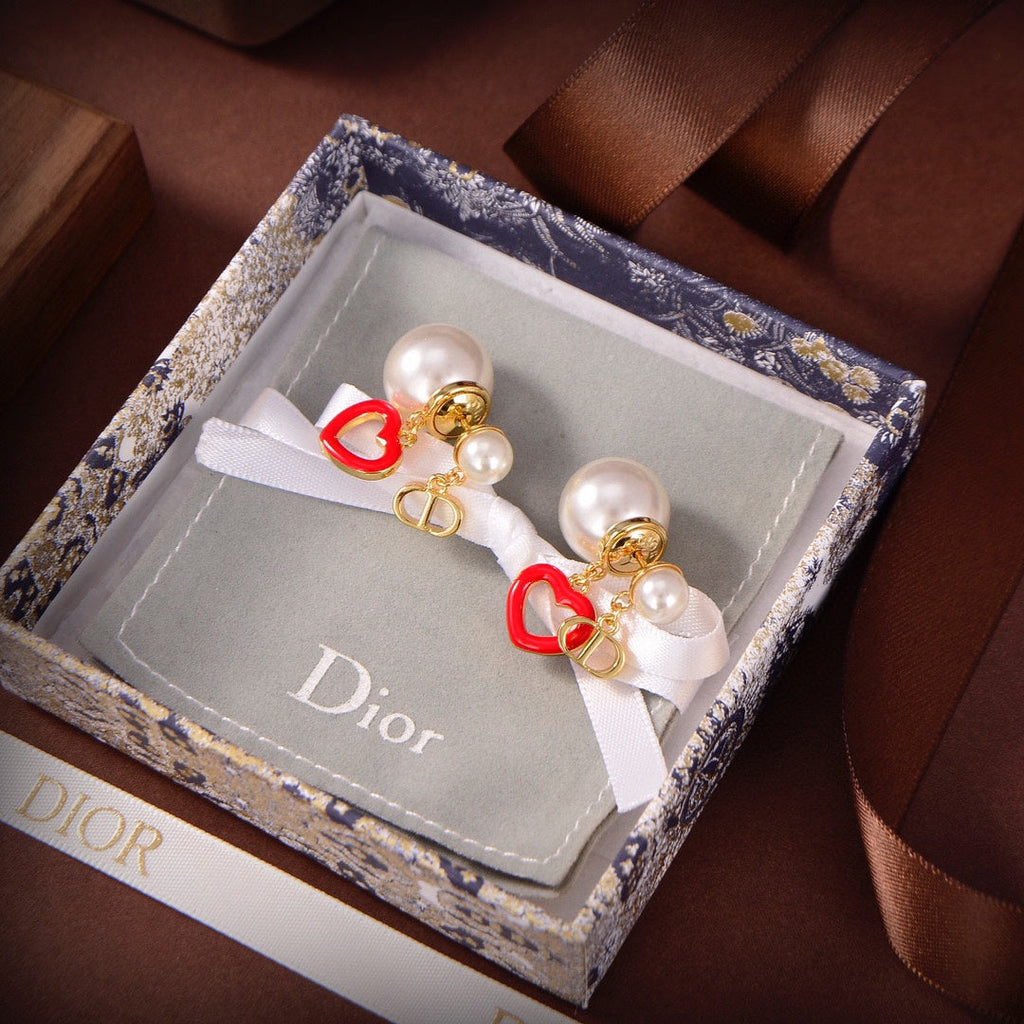 Dior Heart Valentine 18K Gold Earrings product image 5, provided for visual reference and product detail review