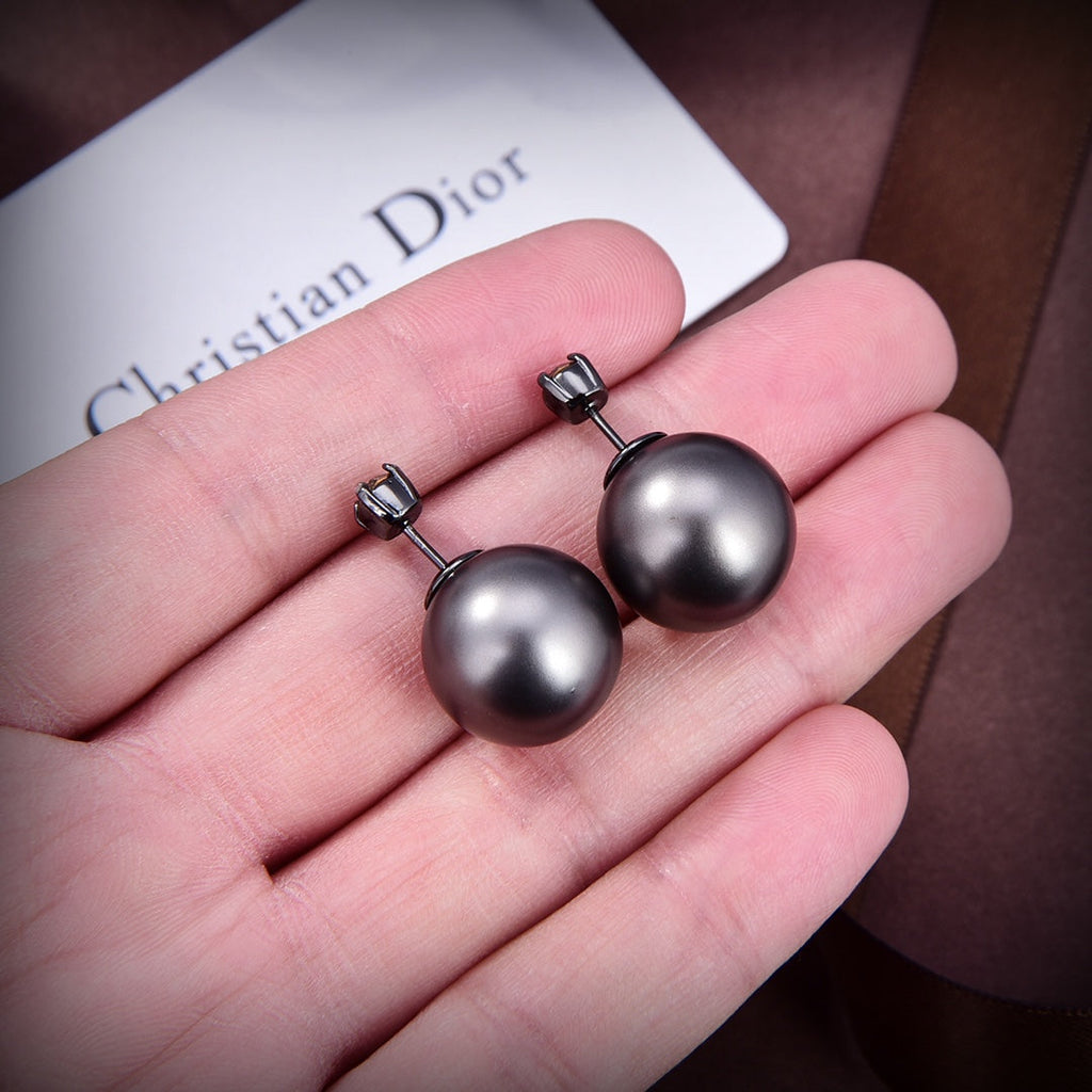 Dior Tribales Black Resin Pearls 18K Gold Earrings product image 2, provided for visual reference and product detail review
