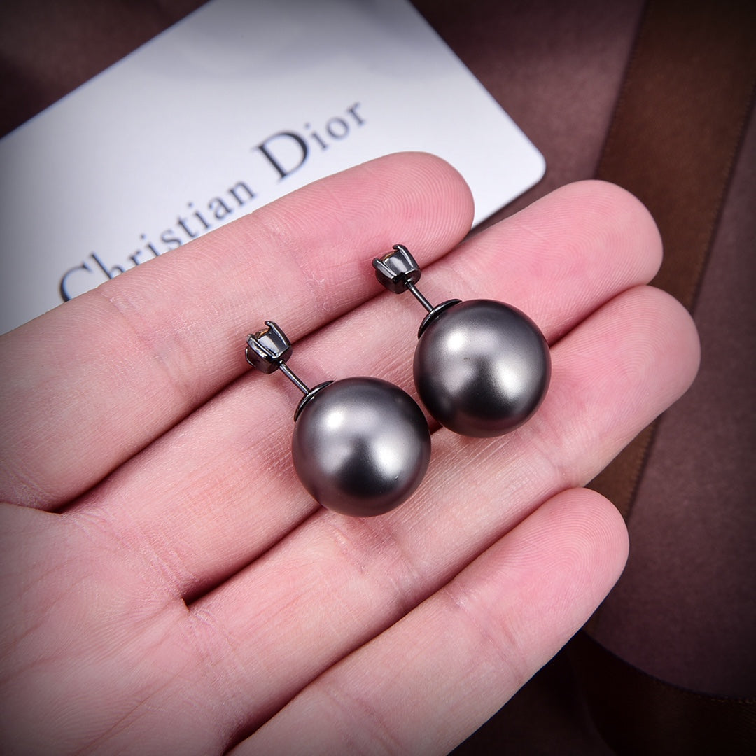 Dior Tribales Black Resin Pearls 18K Gold Earrings product image 2, provided for visual reference and product detail review