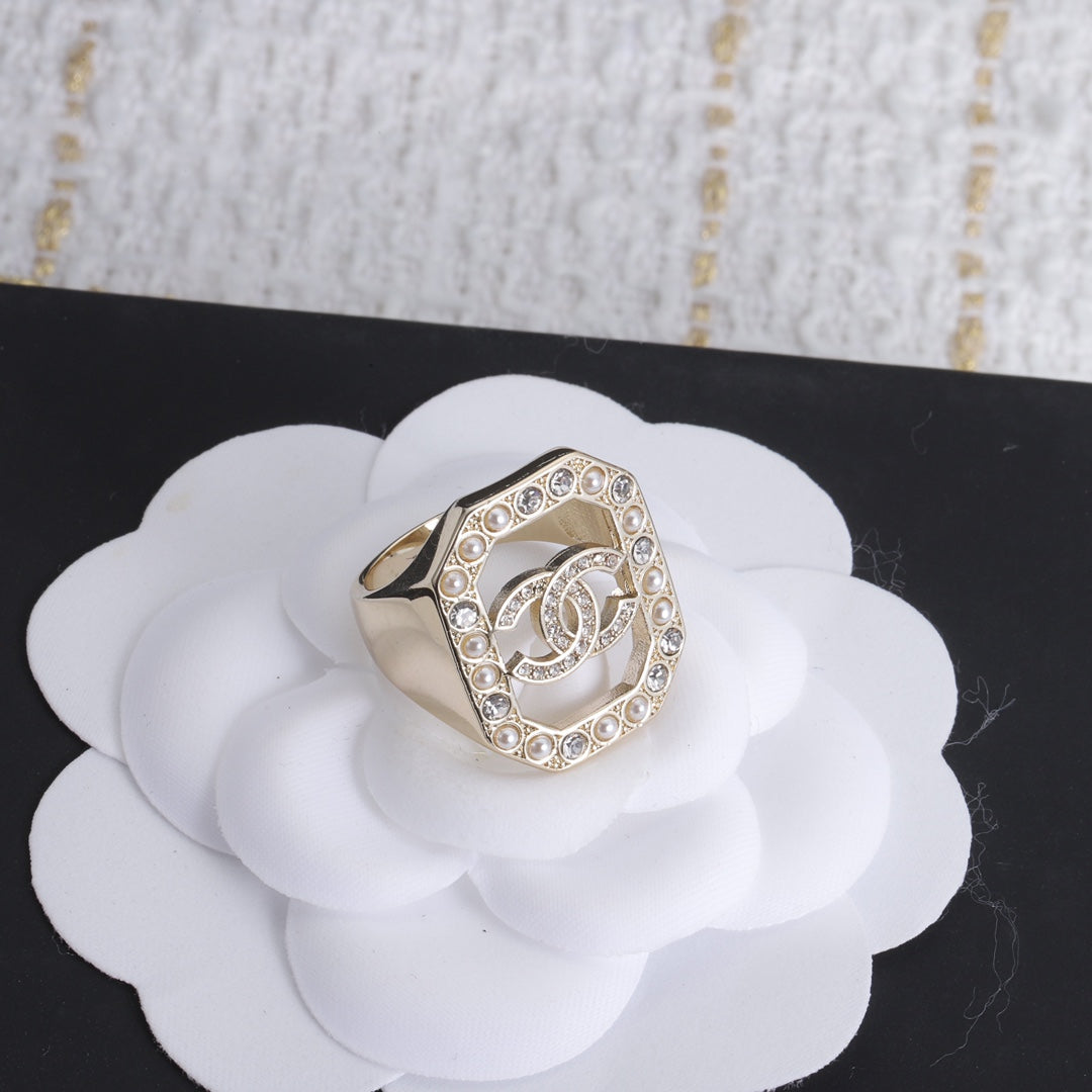 Chanel Diamonds 18K Gold Ring product image 4, provided for visual reference and product detail review