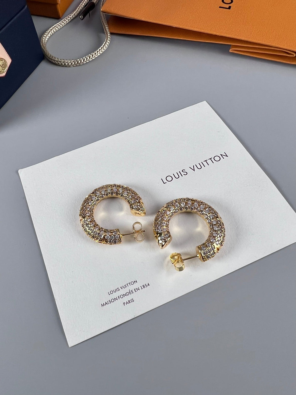 Louis Vuitton Circle Diamonds 18K Gold Earrings product image 9, provided for visual reference and product detail review