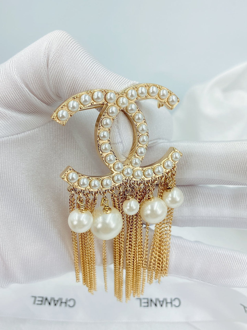 Chanel Pearl Tassel 18K Gold Brooch product image 2, provided for visual reference and product detail review