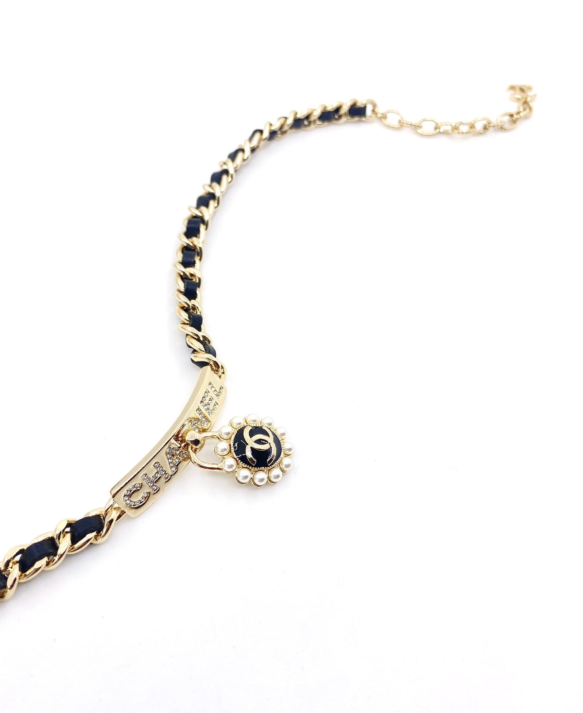 Chanel Pearls Choker 18K Gold Necklace product image 7, provided for visual reference and product detail review