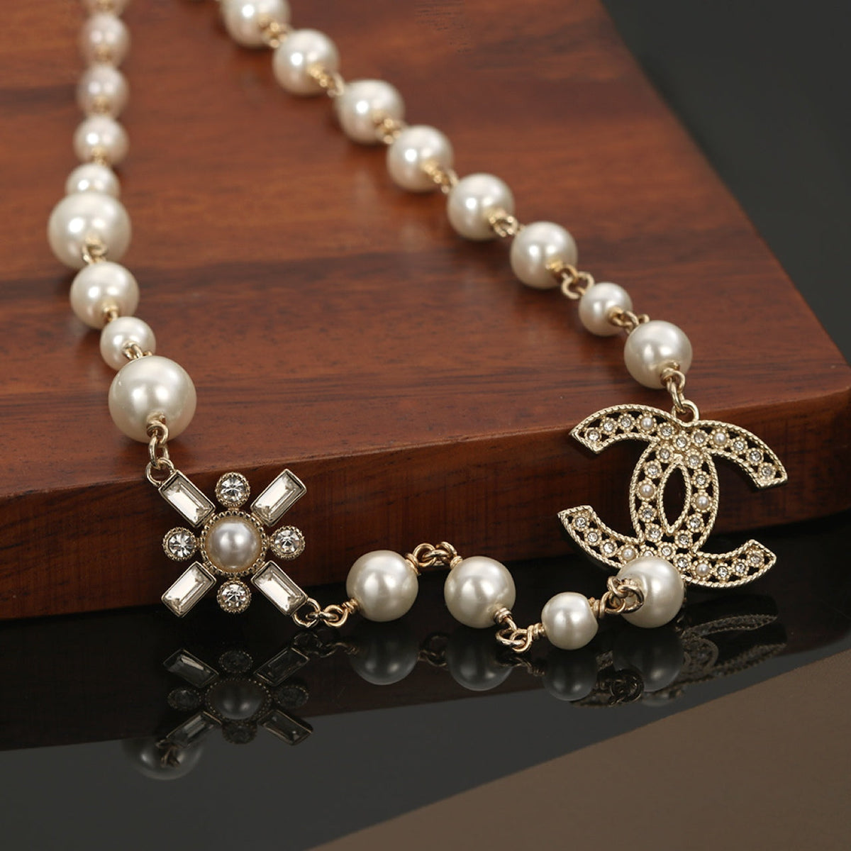 Chanel Flower Pearls 18K Gold Necklace product image 6, provided for visual reference and product detail review