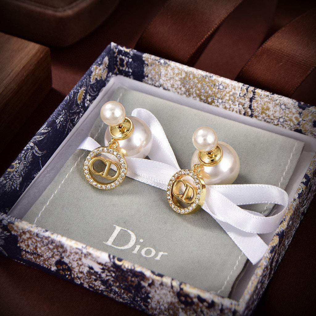 Dior Tribales Pearl 18K Gold Earrings product image 7, provided for visual reference and product detail review