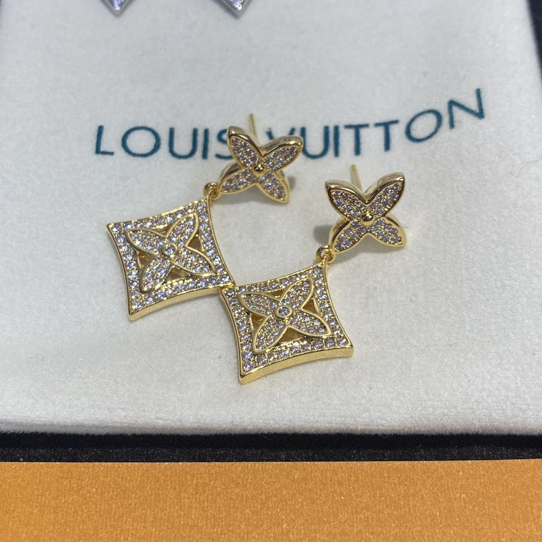 Louis Vuitton Blossom 18K Gold Earrings product image 6, provided for visual reference and product detail review