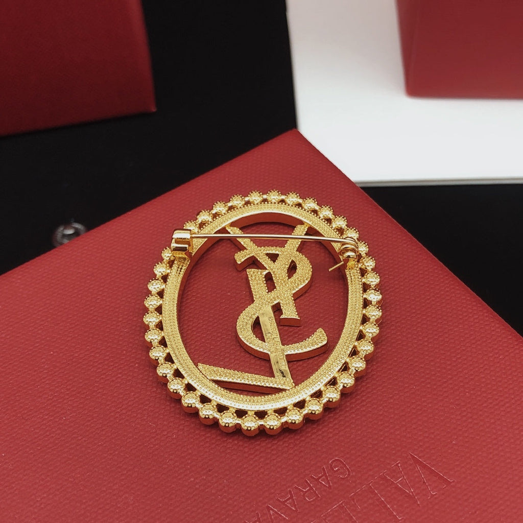 Oval Pearls 18K Gold Brooch product image 4, provided for visual reference and product detail review