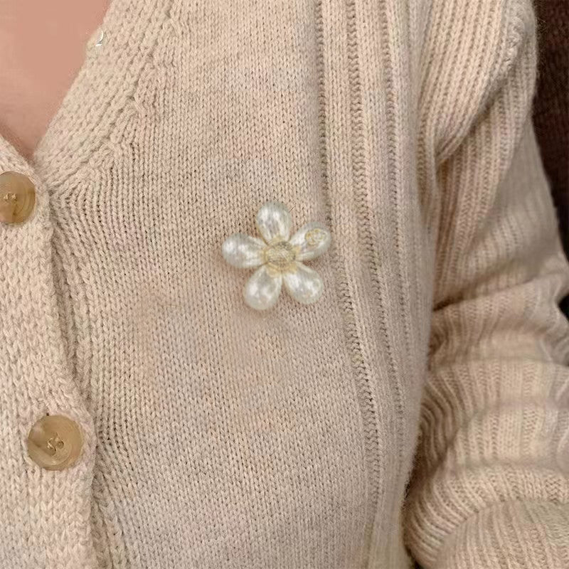 Chanel Pearls 18K Gold Brooch product image 5, provided for visual reference and product detail review