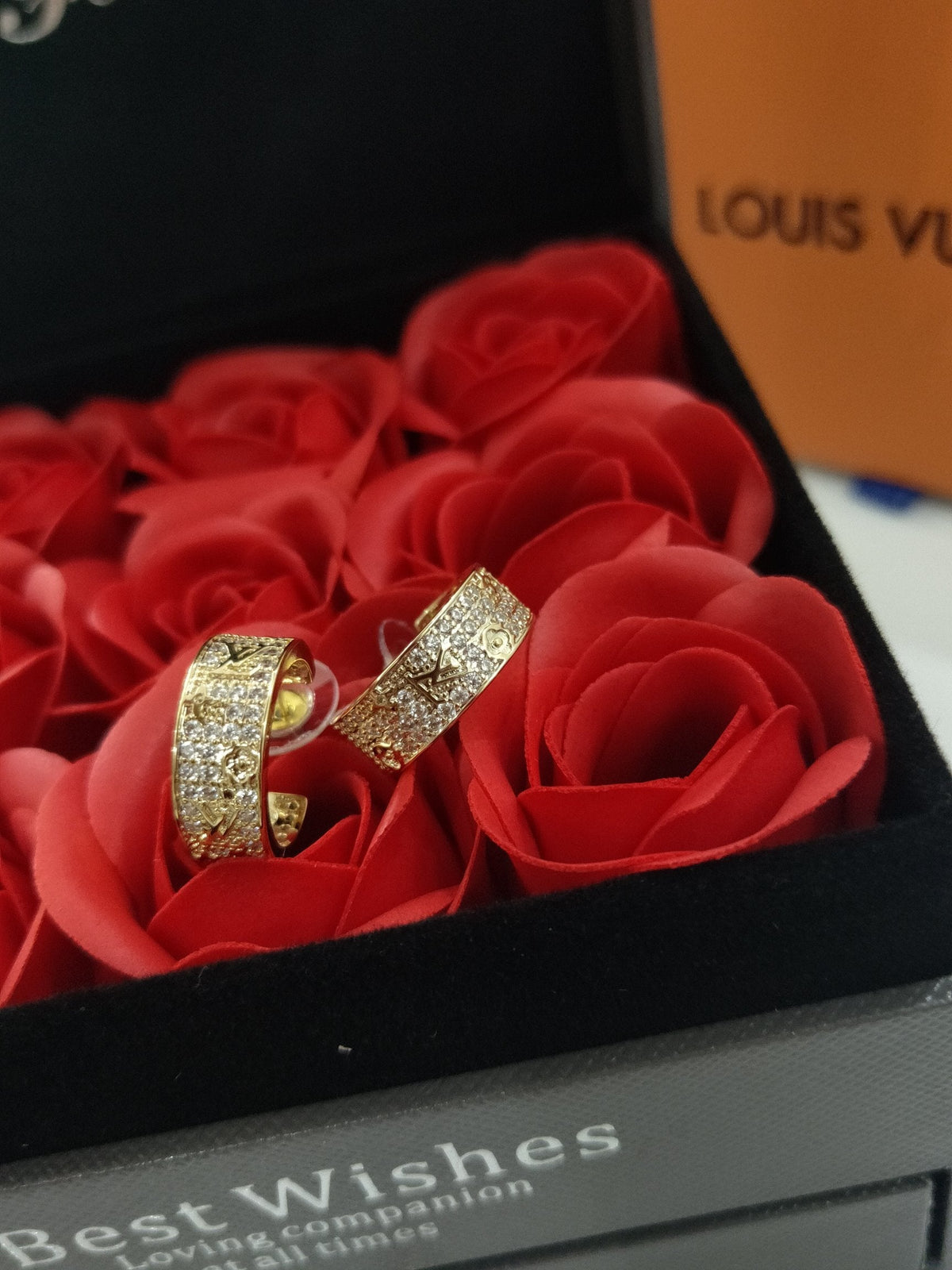 Louis Vuitton Circle 18K Gold Earrings product image 7, provided for visual reference and product detail review