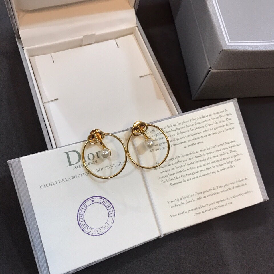 Dior 30 Montaigne Pearl 18K Gold Earrings product image 7, provided for visual reference and product detail review