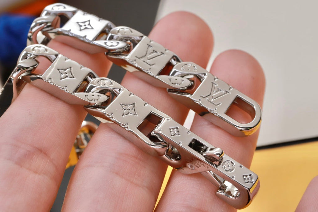 Louis Vuitton Monogram Tied Up 18K Gold Bracelet product image 4, provided for visual reference and product detail review