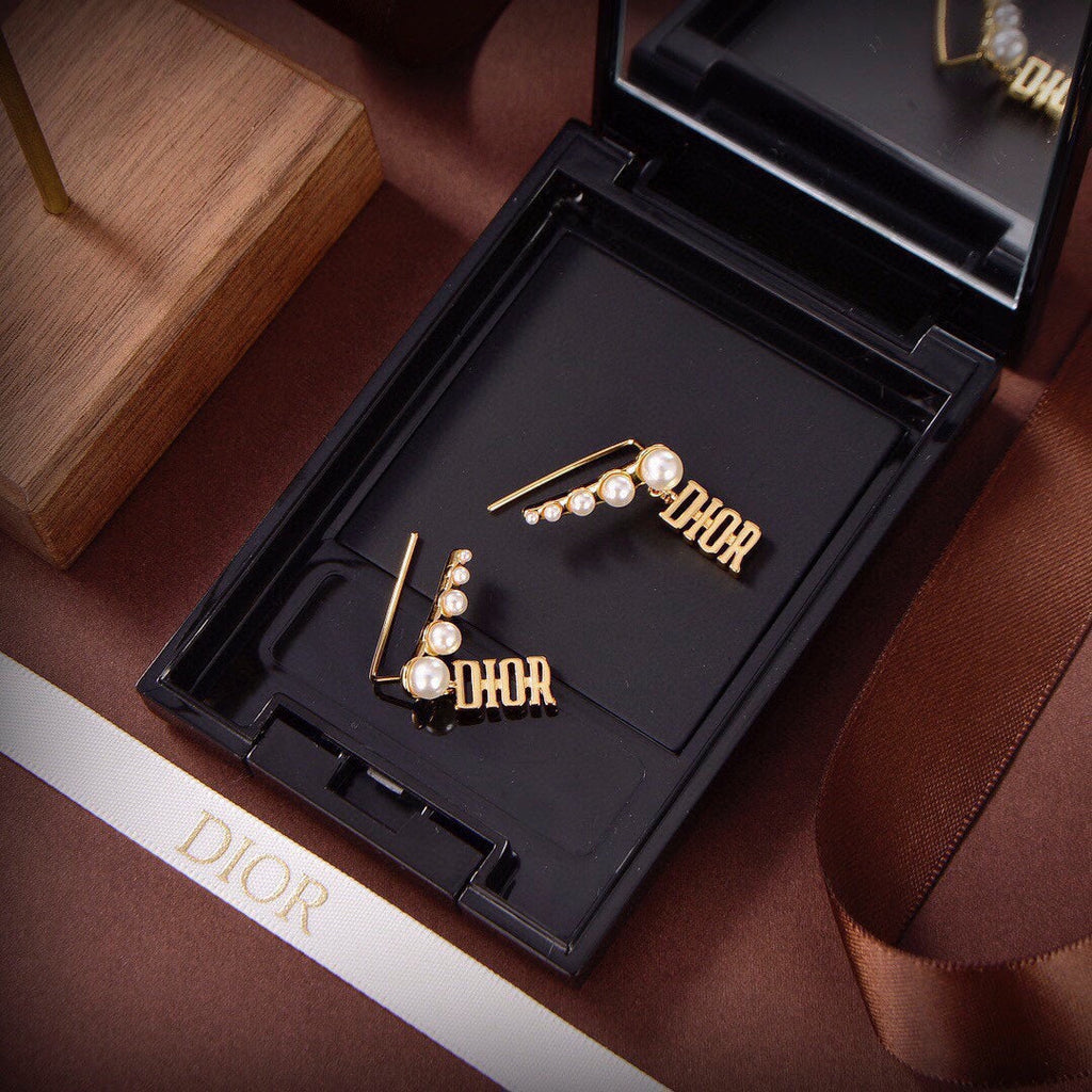 Dior Revolution Resin Pearls 18K Gold Earrings product image 6, provided for visual reference and product detail review