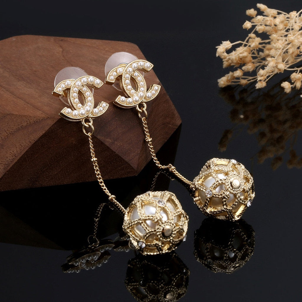 Chanel Pearl Long 18K Gold Earrings product image 1, provided for visual reference and product detail review