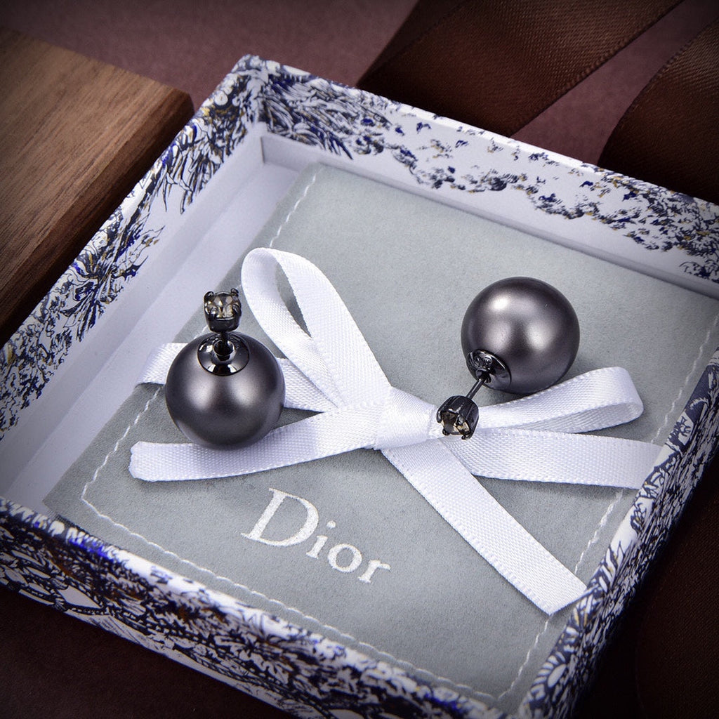 Dior Tribales Black 18K Gold Earrings product image 6, provided for visual reference and product detail review