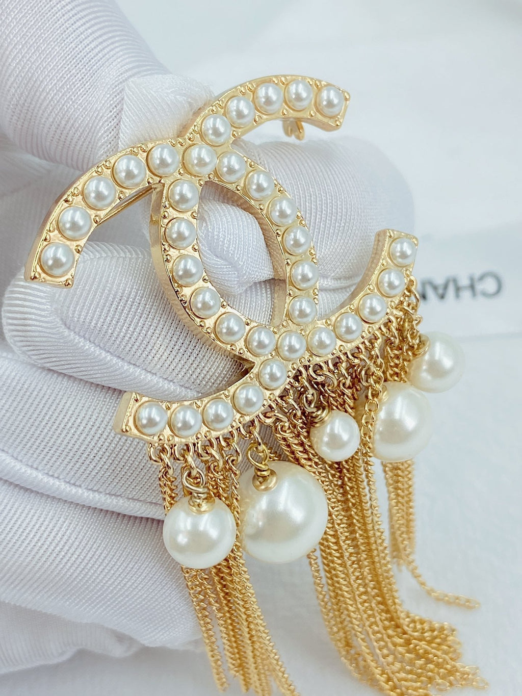 Chanel Pearl Tassel 18K Gold Brooch product image 3, provided for visual reference and product detail review