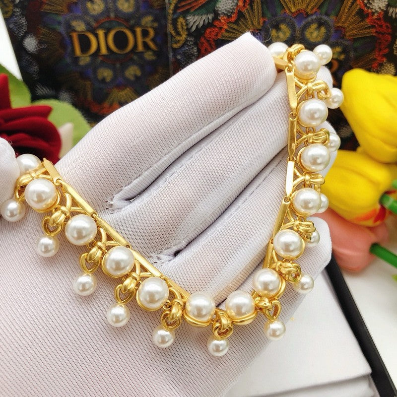 Dior 30 Montaigne Pearl 18K Gold Necklace product image 7, provided for visual reference and product detail review