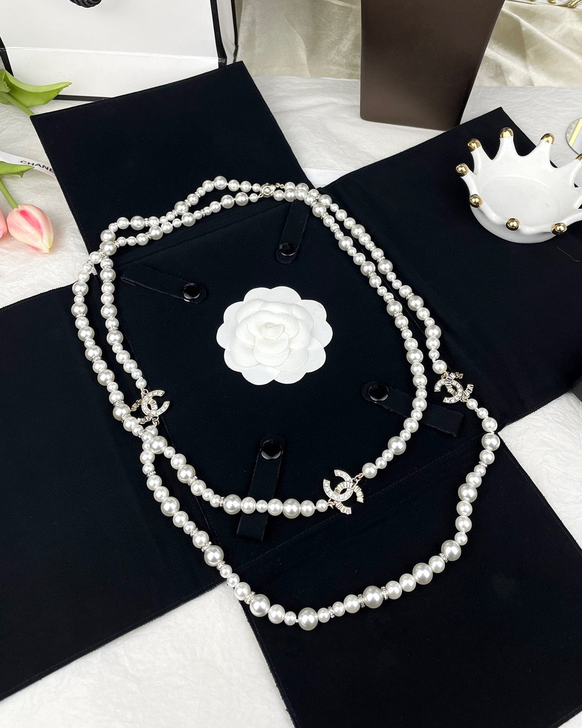 Chanel Pearls Long 18K Gold Necklace product image 7, provided for visual reference and product detail review