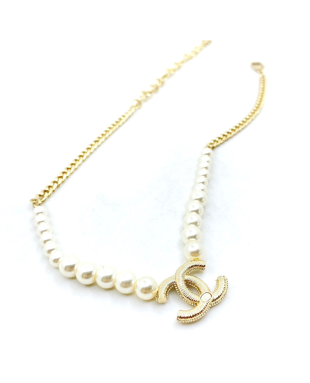 Chanel Pearls Choker 18K Gold Necklace product image 7, provided for visual reference and product detail review