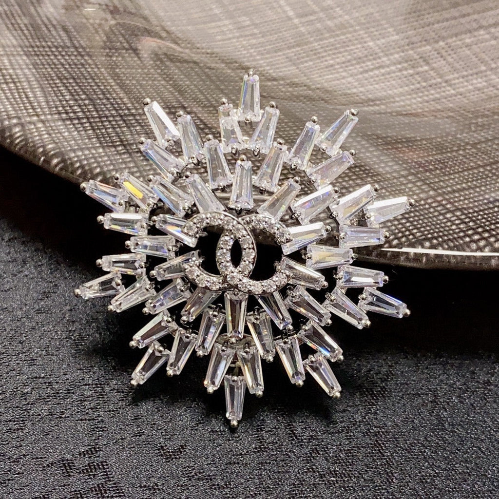 Chanel Snow Flower 18K Gold Brooch product image 1, provided for visual reference and product detail review