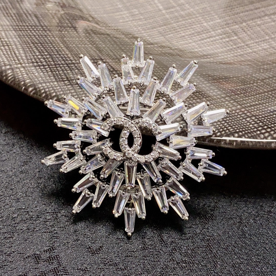 Chanel Snow Flower 18K Gold Brooch product image 1, provided for visual reference and product detail review