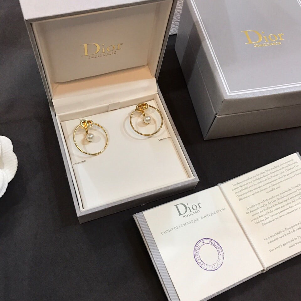 Dior 30 Montaigne Pearl 18K Gold Earrings product image 10, provided for visual reference and product detail review