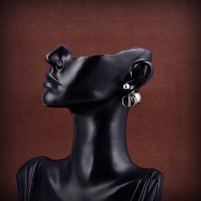 Dior Tribales Grey Pearl 18K Gold Earrings product image 6, provided for visual reference and product detail review