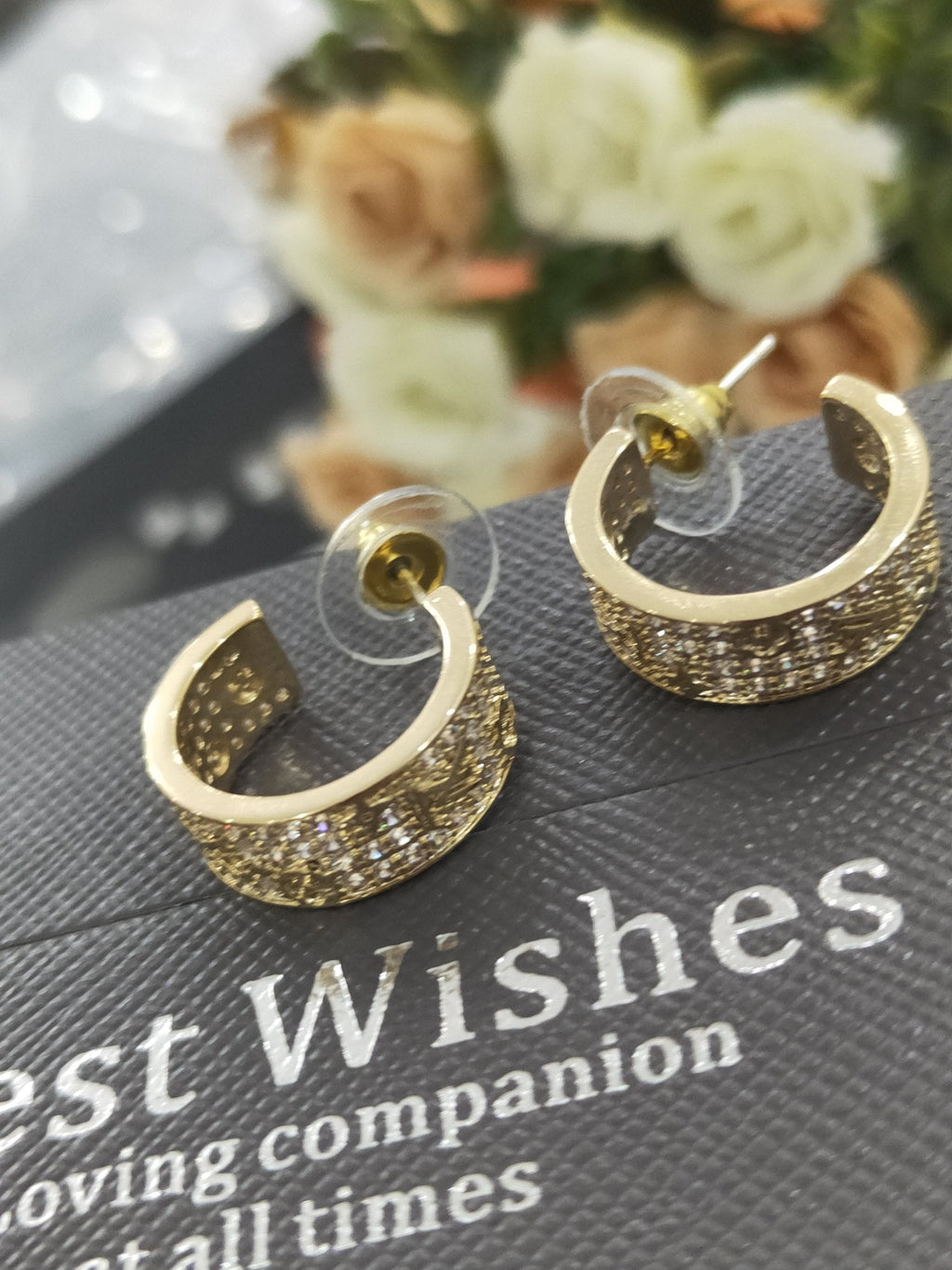 Louis Vuitton Circle 18K Gold Earrings product image 8, provided for visual reference and product detail review