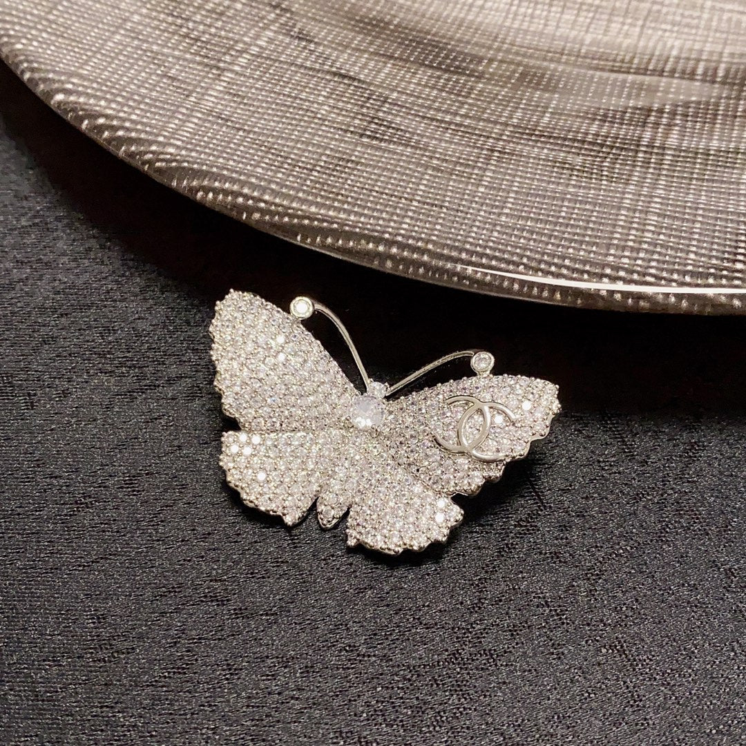 Chanel Butterfly Diamonds 18K Gold Brooch product image 4, provided for visual reference and product detail review
