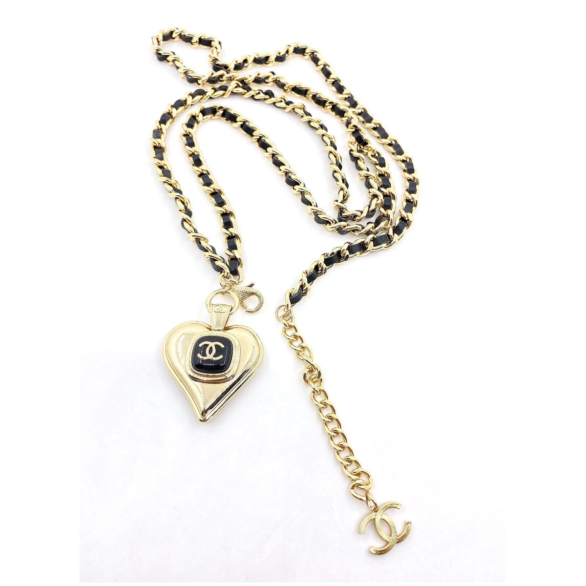 Chanel Heart Pendant 18K Gold Necklace product image 1, provided for visual reference and product detail review