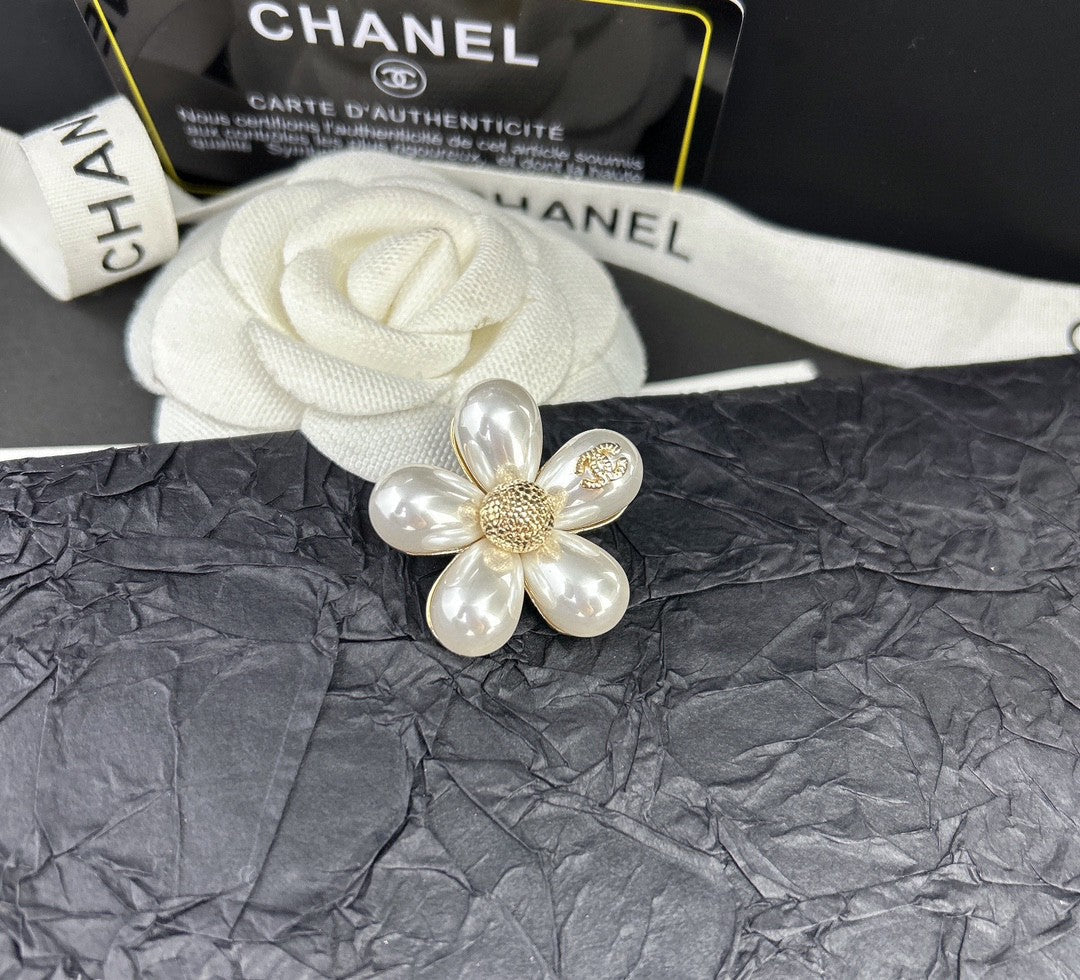 Chanel Pearls 18K Gold Brooch product image 7, provided for visual reference and product detail review