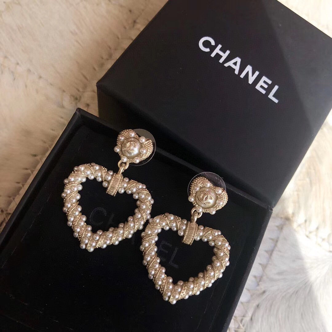 Chanel Heart Pendant 18K Gold Earrings product image 7, provided for visual reference and product detail review