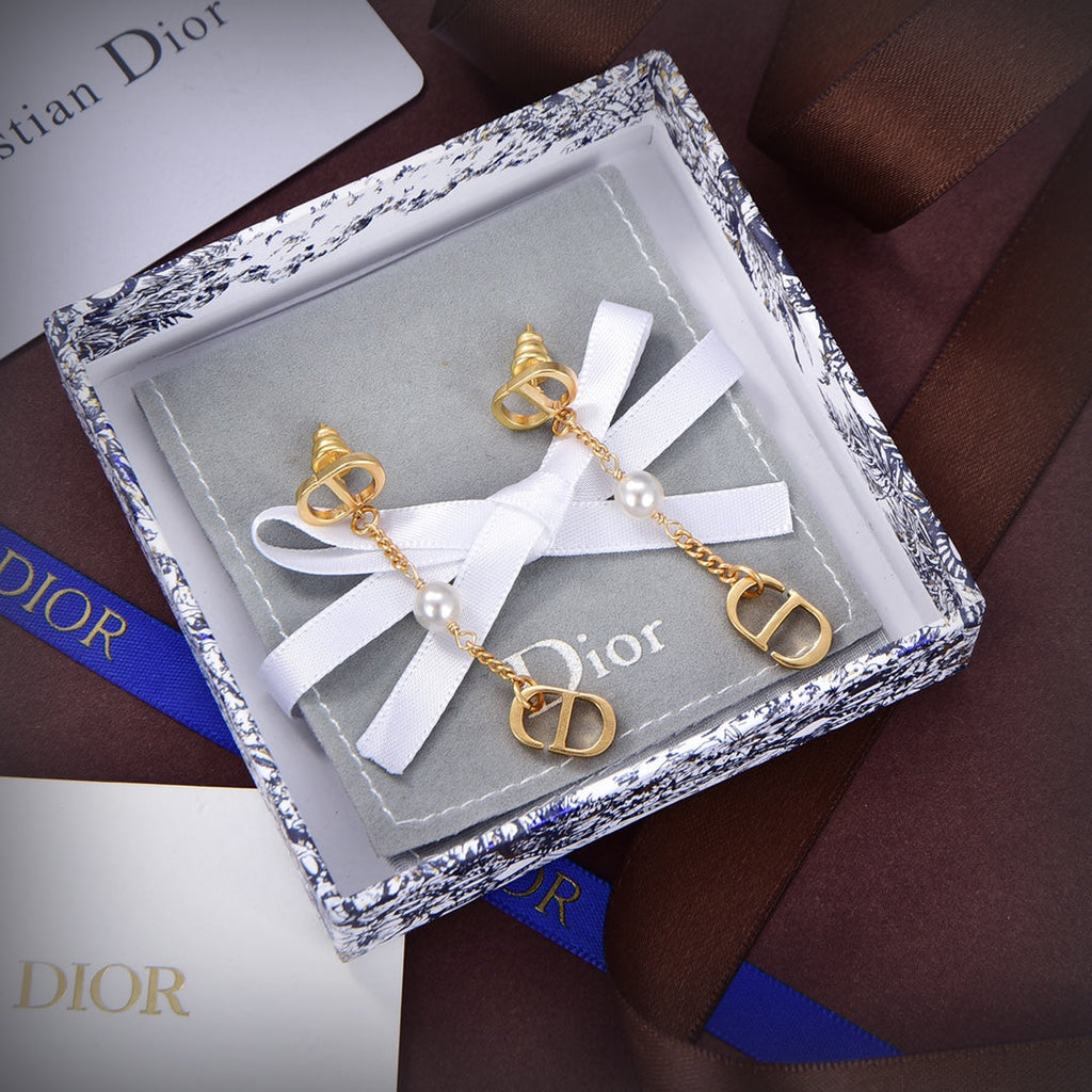 Dior 30 Montaigne 18K Gold Earrings product image 9, provided for visual reference and product detail review