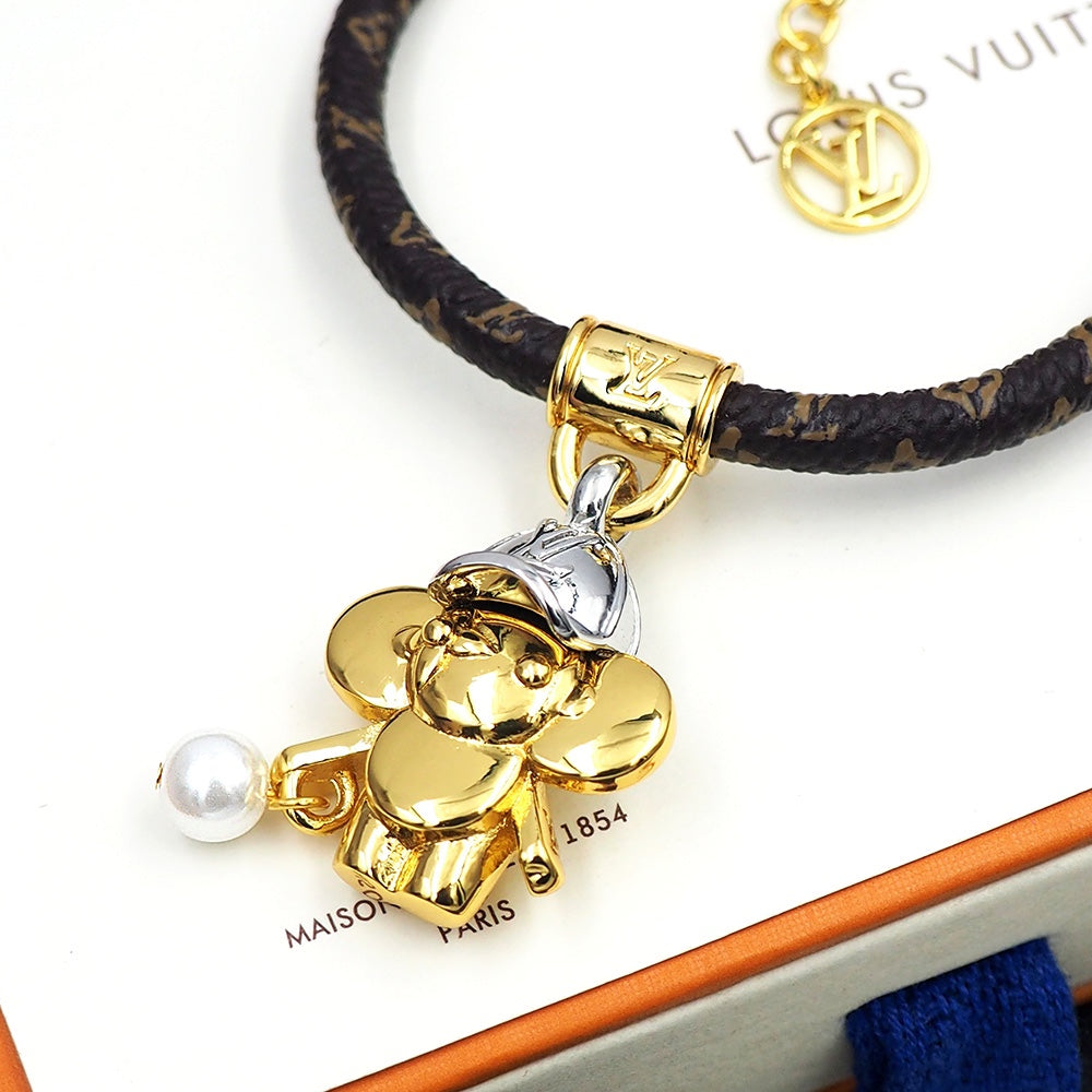 Louis Vuitton Vivienne Pearls 18K Gold Bracelet product image 9, provided for visual reference and product detail review