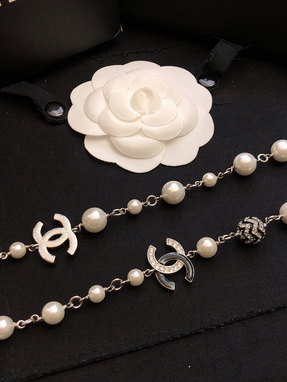 Chanel Star Pearls Long 18K Gold Necklace product image 8, provided for visual reference and product detail review