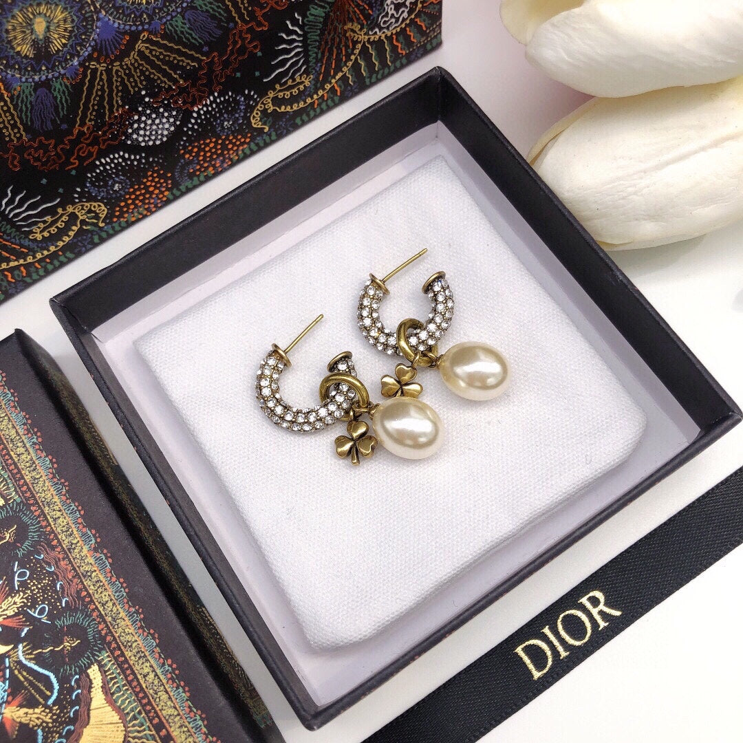 Dior March Grass Pearl Crystals 18K Gold Earrings product image 7, provided for visual reference and product detail review