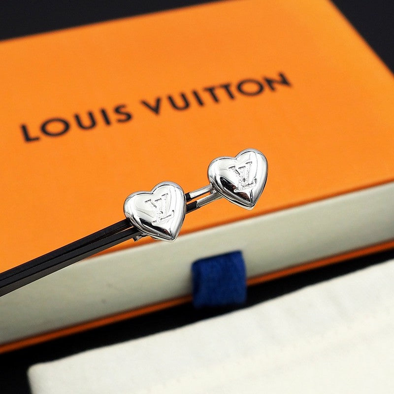 Louis Vuitton Heart 18K Gold Earrings product image 16, provided for visual reference and product detail review