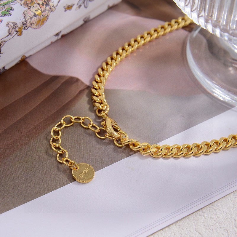 Dior 30 Montaigne Pearls 18K Gold Necklace product image 7, provided for visual reference and product detail review