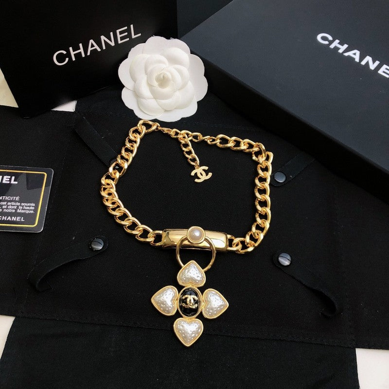 Chanel Pearl Choker Chain 18K Gold Necklace product image 4, provided for visual reference and product detail review