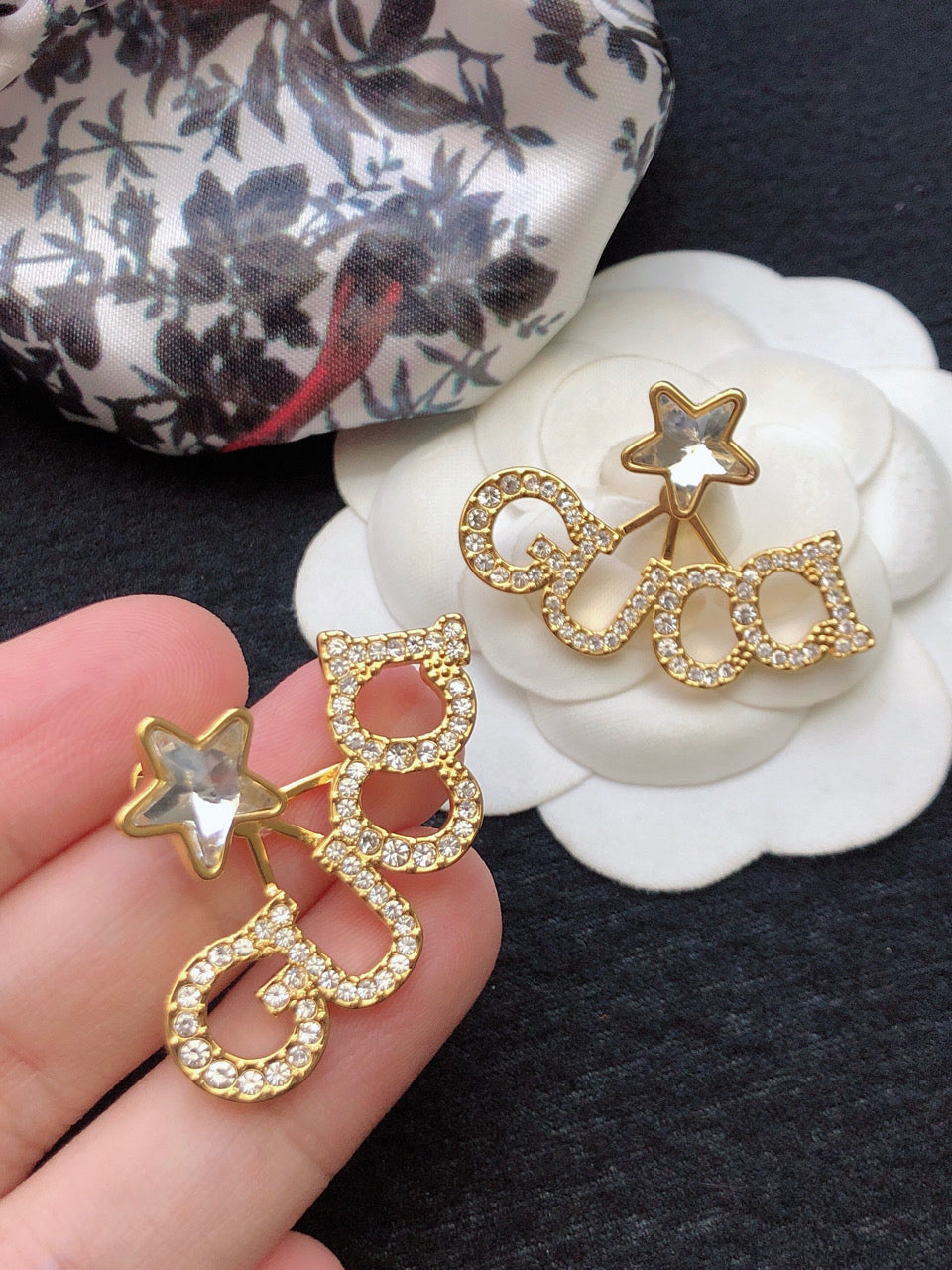 Gucci Double Script Star 18K Gold Earrings product image 8, provided for visual reference and product detail review