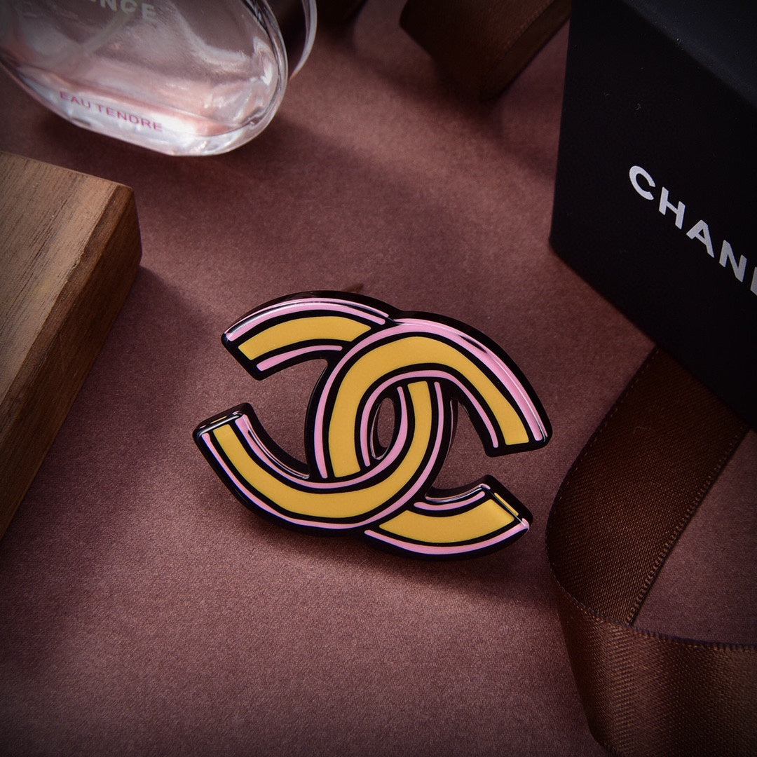 Chanel Yellow 18K Gold Brooch product image 1, provided for visual reference and product detail review