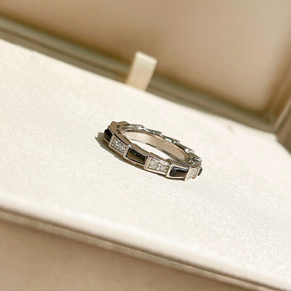 Bvlgari Serpenti Viper Malachite 18K Gold Ring product image 9, provided for visual reference and product detail review