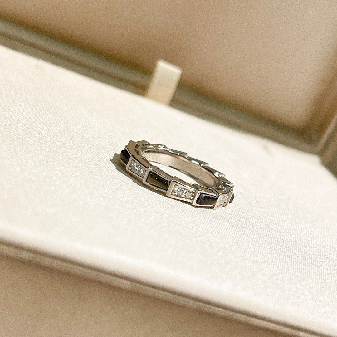 Bvlgari Serpenti Viper Malachite 18K Gold Ring product image 9, provided for visual reference and product detail review